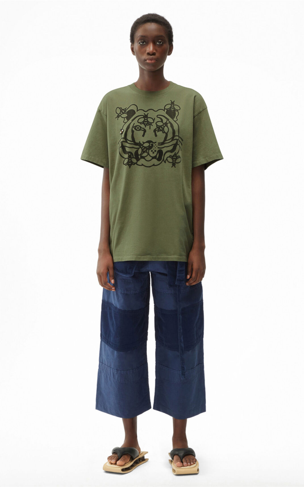 Camiseta Kenzo Bee a Tiger oversize Feminino - Verde Oliva | 329AHKPIN